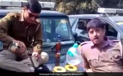 यूपी डायल 100 की गाड़ी पर शराब पीते पुलिसकर्मियों का वीडियो हुआ वायरल