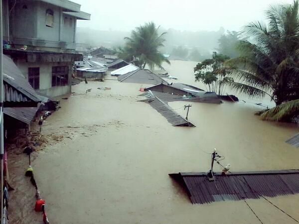 इंडोनेशिया में आई भयानक बाढ़, अब तक 40 से ज्यादा लोगों की मौत