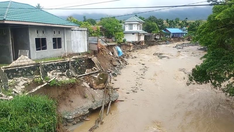 इंडोनेशिया में आई बाढ़ से अब तक 75 से ज्यादा लोगों की मौत