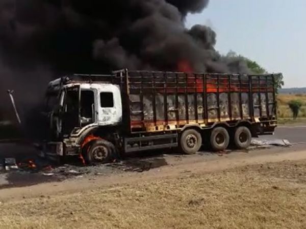 दो ट्रकों की आमने-सामने हुई टक्कर, आग लगने से जिंदा जले ड्राइवर
