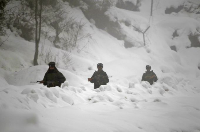 सेना के साहस को सलाम, बर्फीले तूफान में फंसे 127 पर्यटकों को बचाया