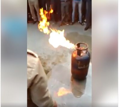विडियो: गैस सिलेंडर में आग लगने पर ऐसे बुझा सकते है आसानी से