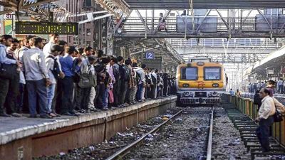 मुंबई में लोकल ट्रेन फिर से शुरू, आंदोलन ख़त्म