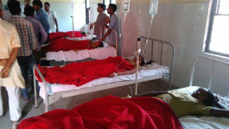 अंबेडकरनगर में अचानक बिगड़ी स्कूली बच्चों की हालत, 42 बच्चे पहुंचे अस्पताल