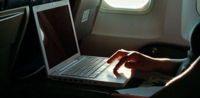 आठ मुस्लिम देशों के हवाई यात्रियों को विमान में लैपटॉप रखना हुआ प्रतिबन्धित