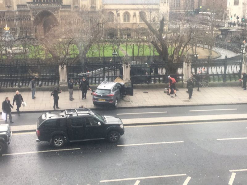 लंदन में ब्रिटिश संसद के बाहर फायरिंग, 2 की मौत, कई घायल