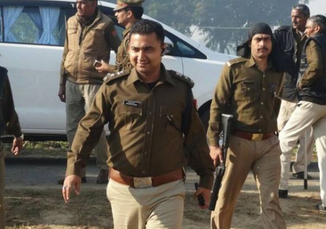 योगी सरकार में IPS के ट्वीट पर खड़ा हुआ सियासी तूफान