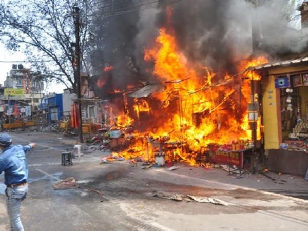उज्जैन के महाकाल मंदिर के बाहर 4 दुकाने जली