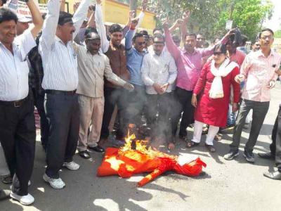 शाहजहांपुर में सीएम योगी के पुतले को भगवा पहना कर चौराहे पर फूंका