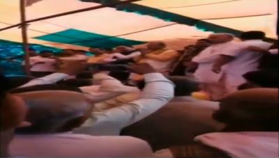 VIDEO: होली मिलन समारोह के दौरान ढहा भाजपा का मंच, सोशल मीडिया पर लोगों ने ली चुटकी