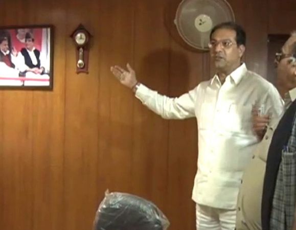यूपी CM हाउस में मुलायम -आजम को देख भड़के योगी के एकलौते मुस्लिम मंत्री