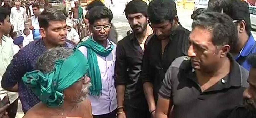 तमिलनाडु के किसान कर रहे खोपड़ी लेकर विरोध प्रदर्शन, समर्थन में पहुंचे अभिनेता प्रकाश राज