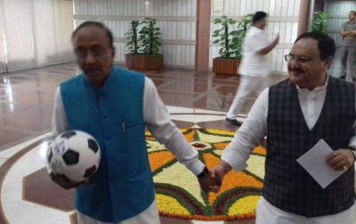 BJP की संसदीय दल की बैठक में फुटबॉल के साथ नजर आए खेल मंत्री विजय गोयल