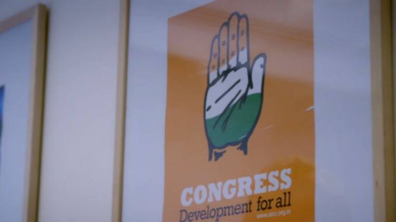 कैम्ब्रि‍ज एनालिटिका के दफ्तर में लगा है कांग्रेस का पोस्टर