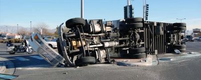 वाराणसी : खड़े ट्रक में जा घुसी यात्री बस, हादसे में 10 से ज्यादा लोग घायल