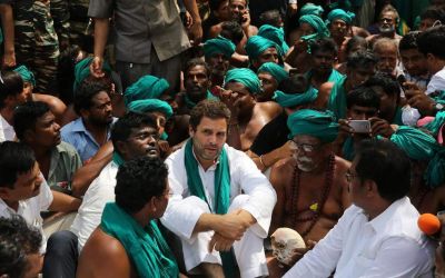 राहुल गांधी ने की प्रदर्शनकारी किसानों से भेंट, कहा : सरकार नहीं सुन रही इनकी आवाज