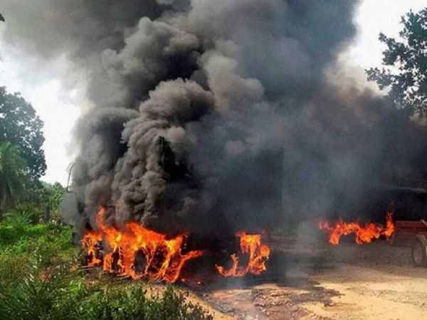 महाराष्ट्र के गढ़चिरौली में नक्सलियों ने दिया बड़ी वारदात को अंजाम, कई वाहनों में लगाई आग