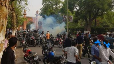 जिन्ना विवाद: गर्म प्रदर्शन पर पुलिस ने किया लाठीचार्ज