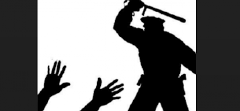 पुलिस की दबंगई, बीच सड़क पर अधिवक्ता को पीटा