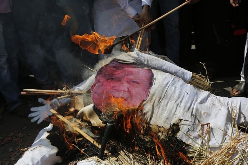 पाकिस्तान के प्रधानमंत्री के पुतले को चप्पलों से पीटा