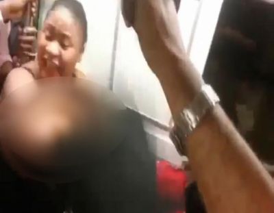 अफ़्रीकी महिला ने दिल्ली मेट्रो में कपड़े उतारे, वीडियो हुआ वायरल