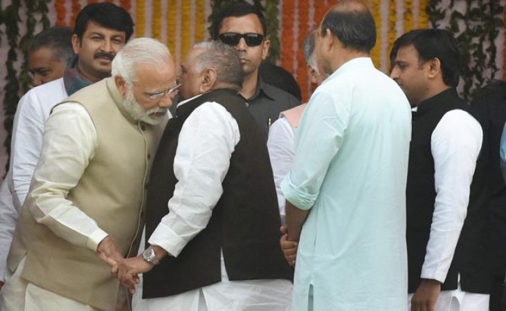 अखिलेश यादव ने किया खुलाया, जानिए मुलायम ने PM मोदी के कान में क्‍या कहा था?