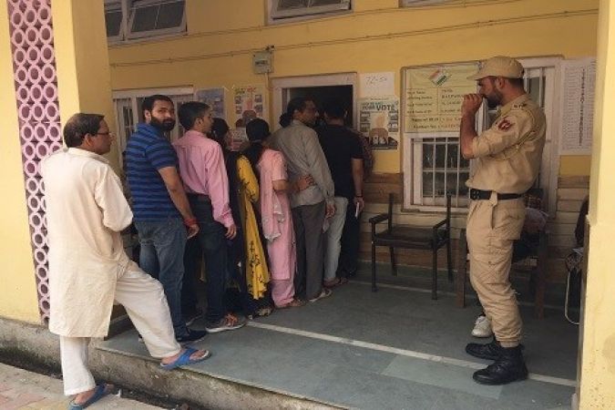 पुलवामा में मतदान के दौरान दूसरा धमाका, पोलिंग बूथ पर फेंका गया ग्रेनेड