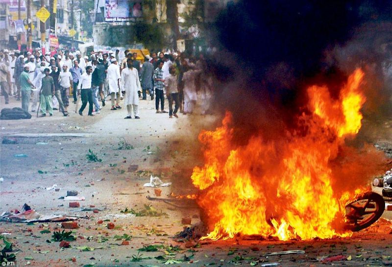 शोभायात्रा निकाले जाने के दौरान दलितों के घर जलाए, हिंसा में एक की मौत