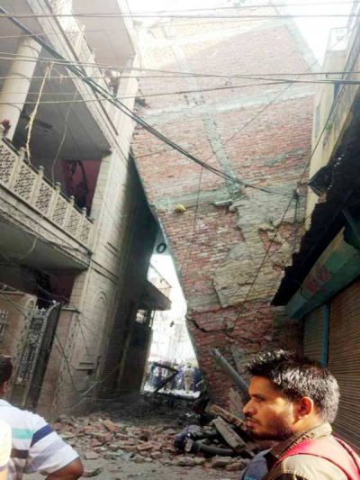 दिल्ली में एक मकान पर गिरी 5 मंजिला बिल्डिंग