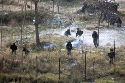 कश्मीर में सेना पर हमला, जवाबी फायरिंग में चार आतंकी ढेर
