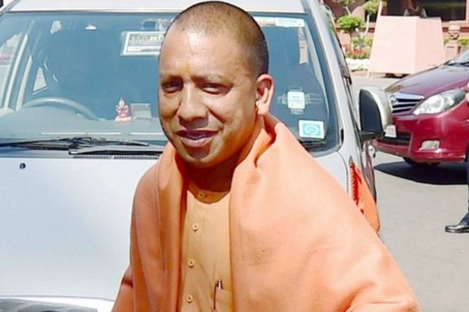 CM योगी आदित्यनाथ ने किया मेडिकल काॅलेज का औचक निरीक्षण, हाथ में उठाई झाड़ू