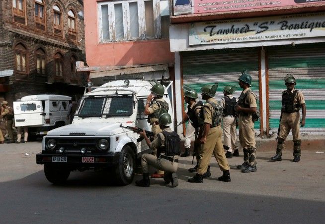 कश्मीर में पुलिस दल पर आतंकी हमला, एक जवान शहीद, 1 आतंकी ढेर