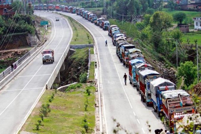 जम्मू-श्रीनगर राष्ट्रीय राजमार्ग पर बुधवार को भी शुरू हो जाएगी सिविल वाहनों की आवाजाही