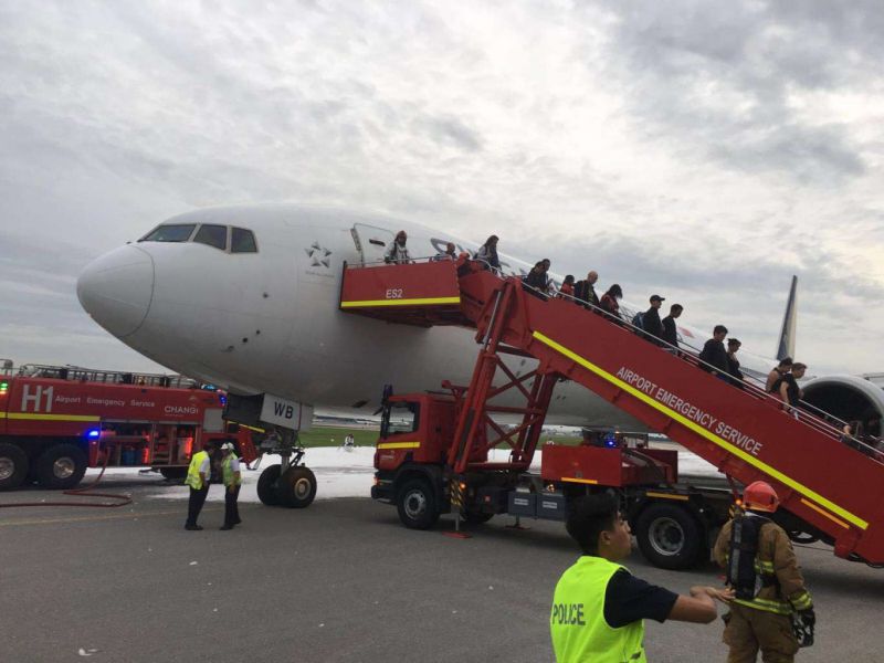 सिंगापुर से आ रहे विमान में आई तकनीकी खराबी, कराई गई इमरजेंसी लैंडिंग