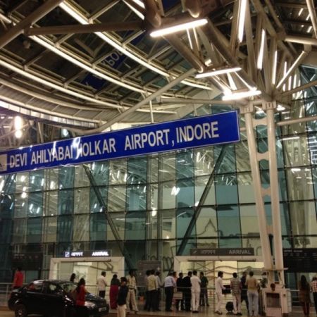 इंदौर एयरपोर्ट पर फूड आउटलेट की सुविधा