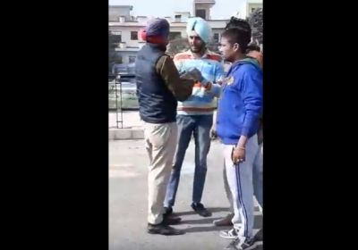 Video: चालान काटने के बदले रिश्वत मांगने पर पुलिसकर्मी की हुई पिटाई
