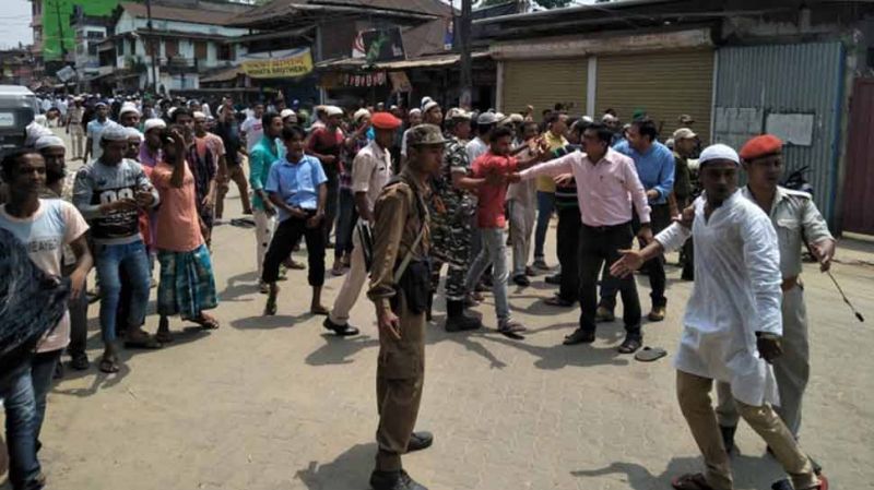असम में सांप्रदायिक हिंसा, सड़क पर नमाज़ पढ़ रहे थे मुस्लिम