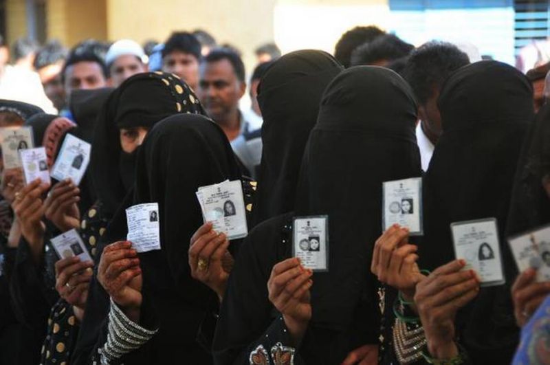 लोकसभा चुनाव: यूपी के मुस्लिमों का आरोप, कहा - हमें डालने नहीं दिया जा रहा वोट