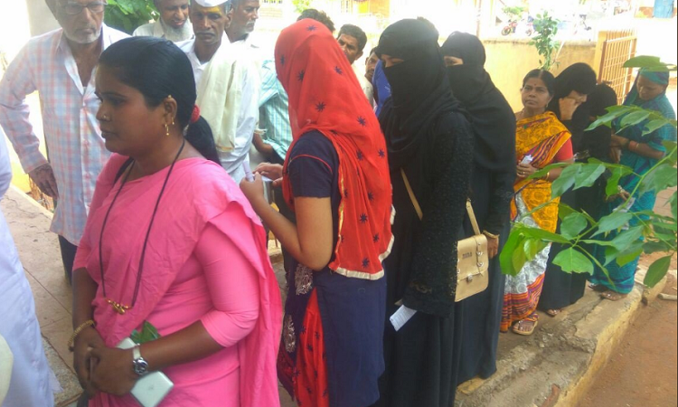 कर्नाटक अपडेट : मतदान केंद्र पर क्यों रोने लगी बुर्के वाली महिला