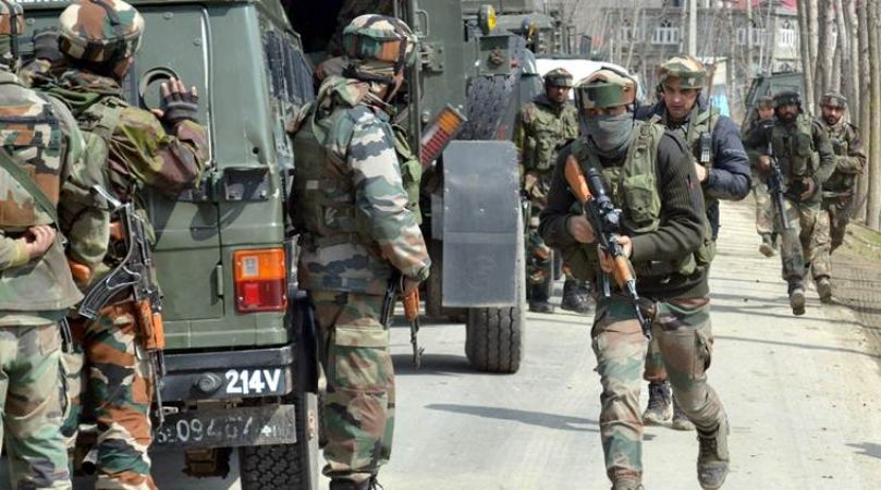 पुलवामा: सेना और आतंकियों के बीच गोलीबारी जारी