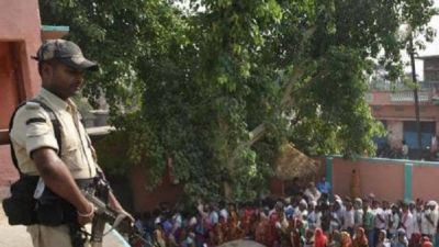 लोकसभा चुनाव: युवक ने भाजपा के झंडे से साफ़ किए जूते, कार्यकर्ताओं ने जमकर की धुनाई