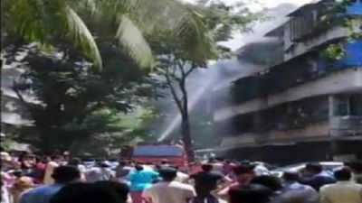 मुंबई: दादर पुलिस कंपाउंड में भड़की भीषण आग, 15 वर्षीय किशोरी की मौत
