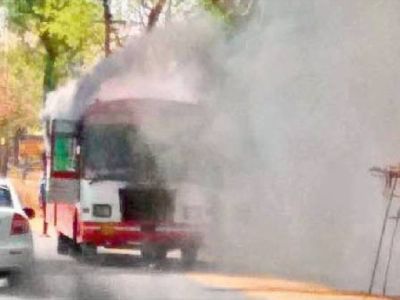 छतरपुर के पास एक यात्री बस में आग लगी