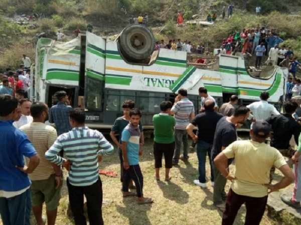 हिमाचल: खाई में गिरी बस, 7 मरे 12 घायल