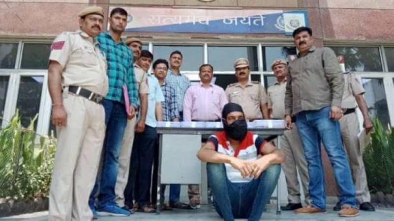 दिल्ली में हथियारों की तस्करी करने आया था बदमाश, पुलिस के जाल में फंसा