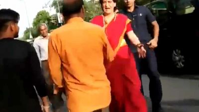 VIDEO: प्रियंका के रोड शो में लगे मोदी-मोदी के नारे, उतरना पड़ा गाड़ी से नीचे