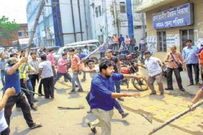 पश्चिम बंगाल में मतदान के दौरान भड़की हिंसा