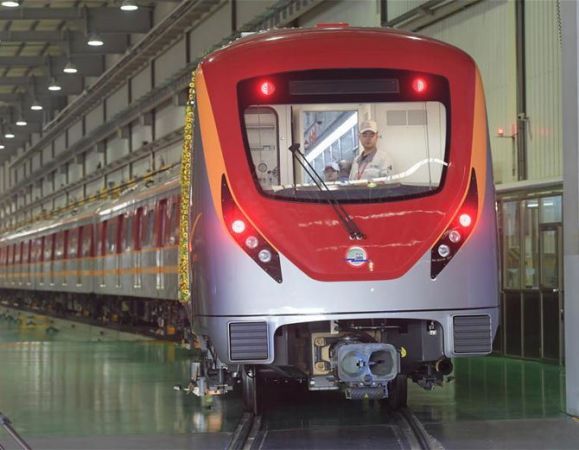 चीन में पाकिस्तान के लिए बन रही मेट्रो ट्रेन