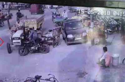 कैमरे में कैद हुआ बाइक सवार को कुचलने वाला अनियंत्रित ट्रेक्टर