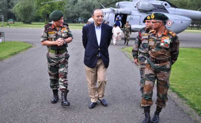 रक्षा मंत्री और सेना प्रमुख ने लिया कश्मीर में सुरक्षा व्यवस्था का जायजा